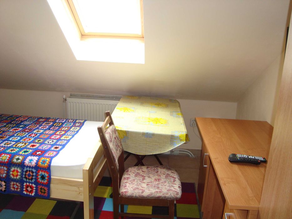 dau in chirie o camera cu baie la casa in mansarda pentru o persoana