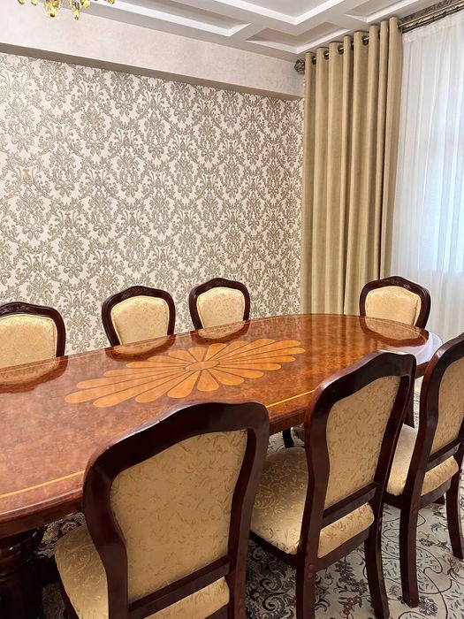 Стол ва ёнгокдан ясалган стуллар