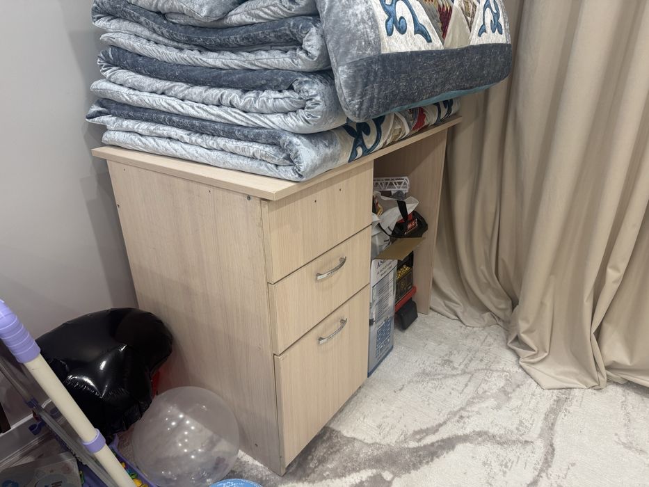 Отдам даром стол с выдвижними шкафами, символично за шоколадку