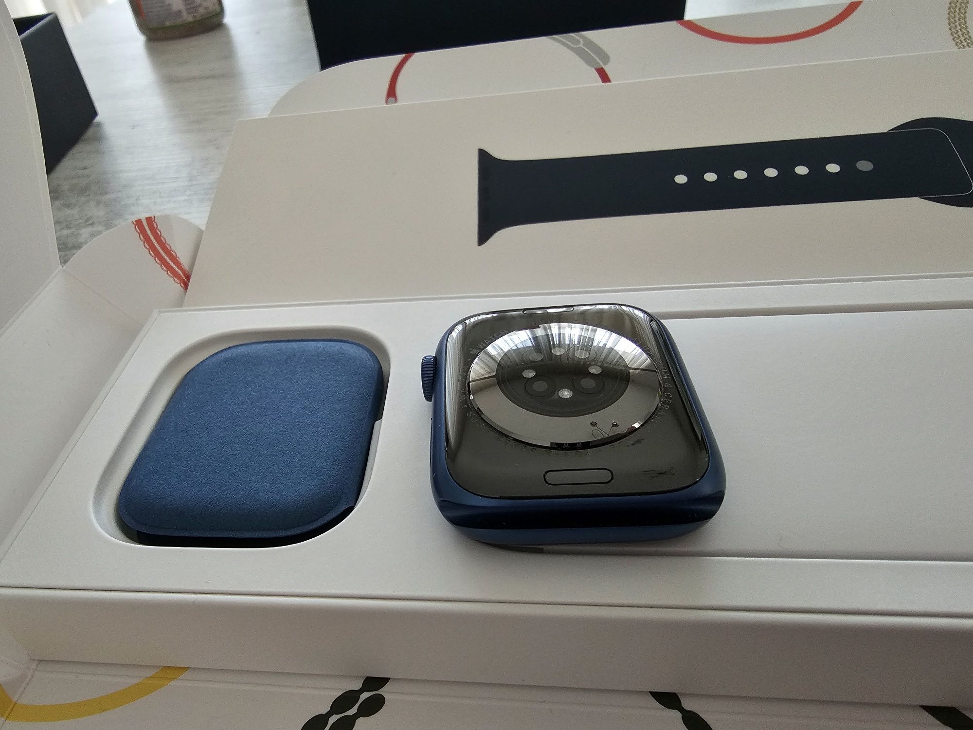 Apple Watch 45mm Series 7 Blue + подарък безжична станция за зареждане