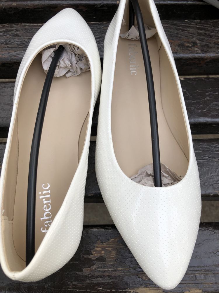 Продам новые женские туфли белого цвета