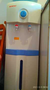 Dozator de apă caldă și rece cu frigider