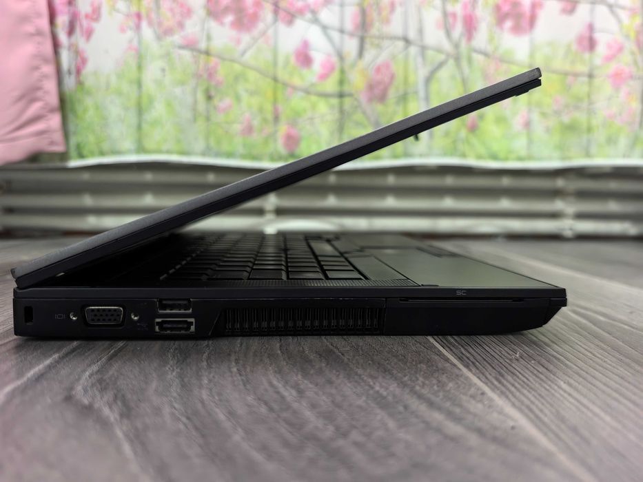 Laptop Dell,procesor i3,cu tastatura iluminata,DDR3,hard disk 500 gb