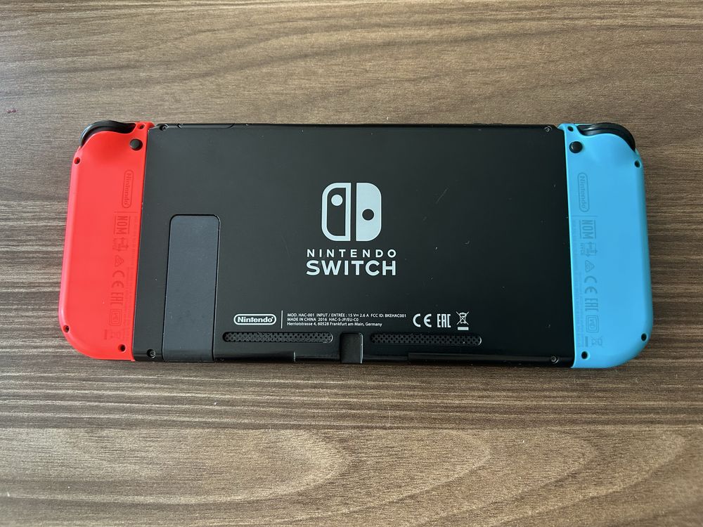 Nintendo Switch конзола (без Dock) + калъф + кутийка за игри + зарядно