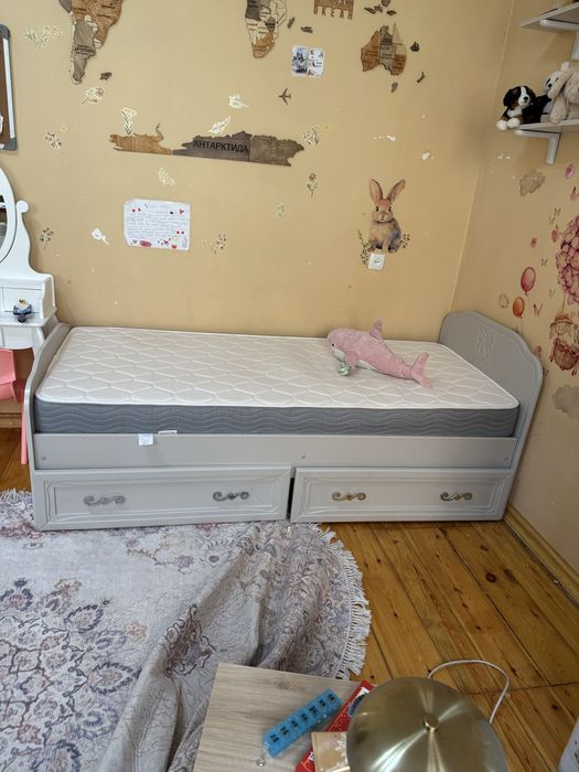 Продам 2 БУ кровати 90*190 росс. произв. + матрасы + выкатные полки