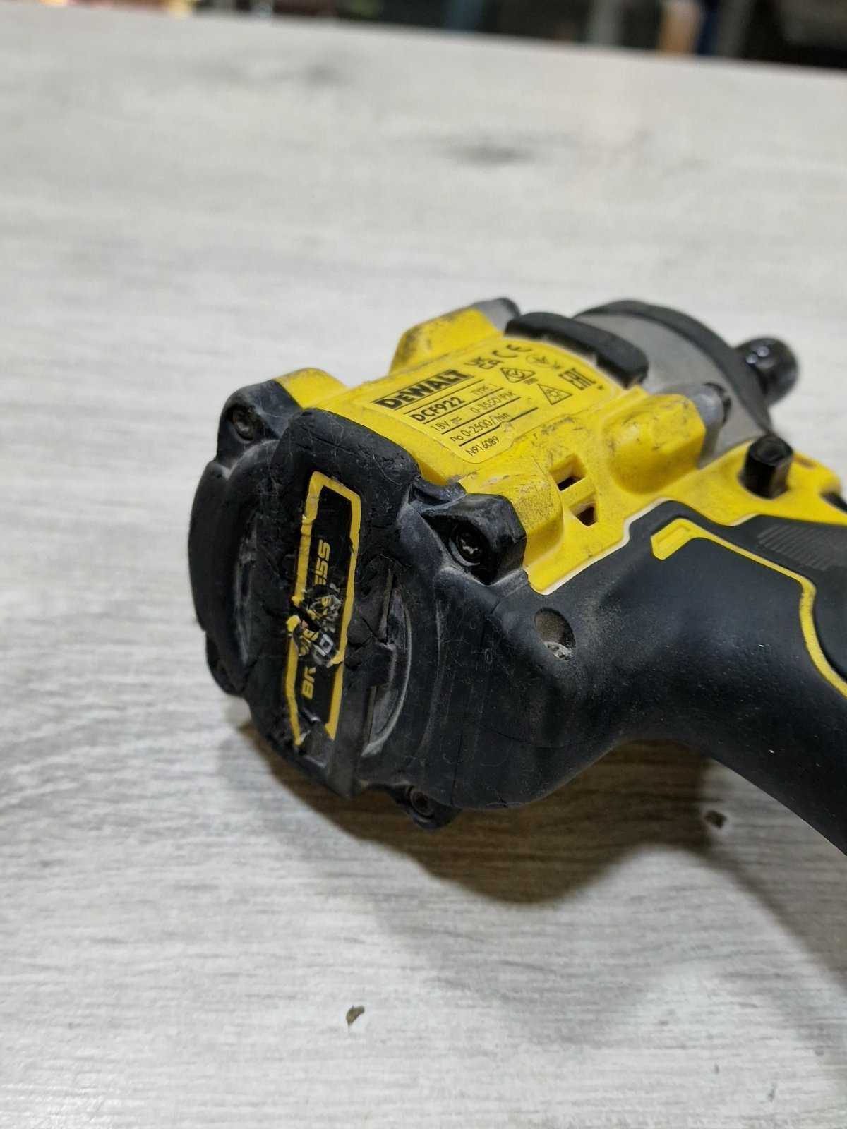Акумулаторен ударен гайковерт DeWalt DCF922 с батерия 5Ah