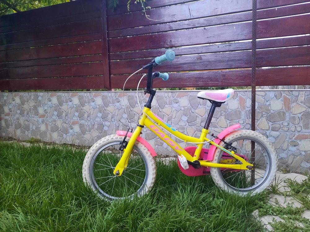 Se vinde : o biciclete pentru fete si vreo 50 bidoane