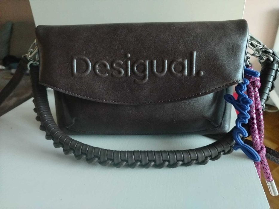 Продавам малка чанта на Desigual.