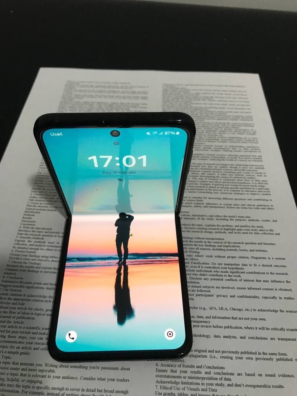 Samsung Zflip 3 sotiladi xolati zòr zaryadi 2kungacha yetadi