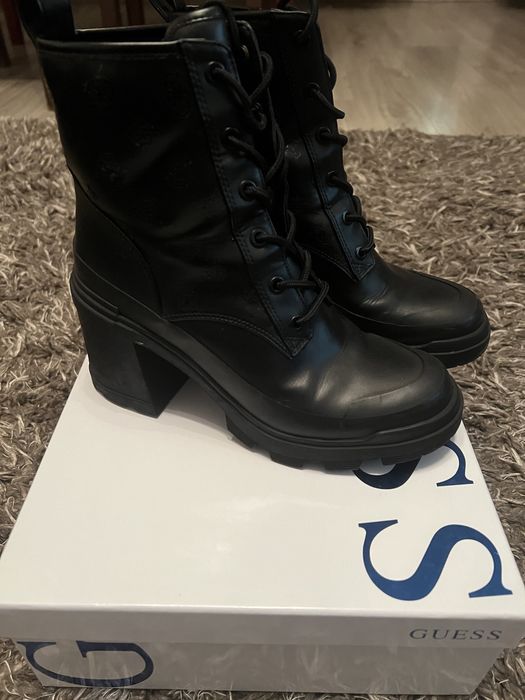 Боти с висок ток Guess