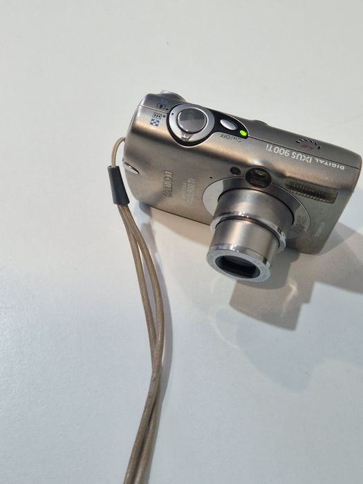 Camera foto digitala Canon cu dungi subțiri pe display