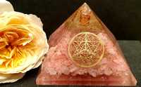 Красива естествено розова оргонитна пирамида