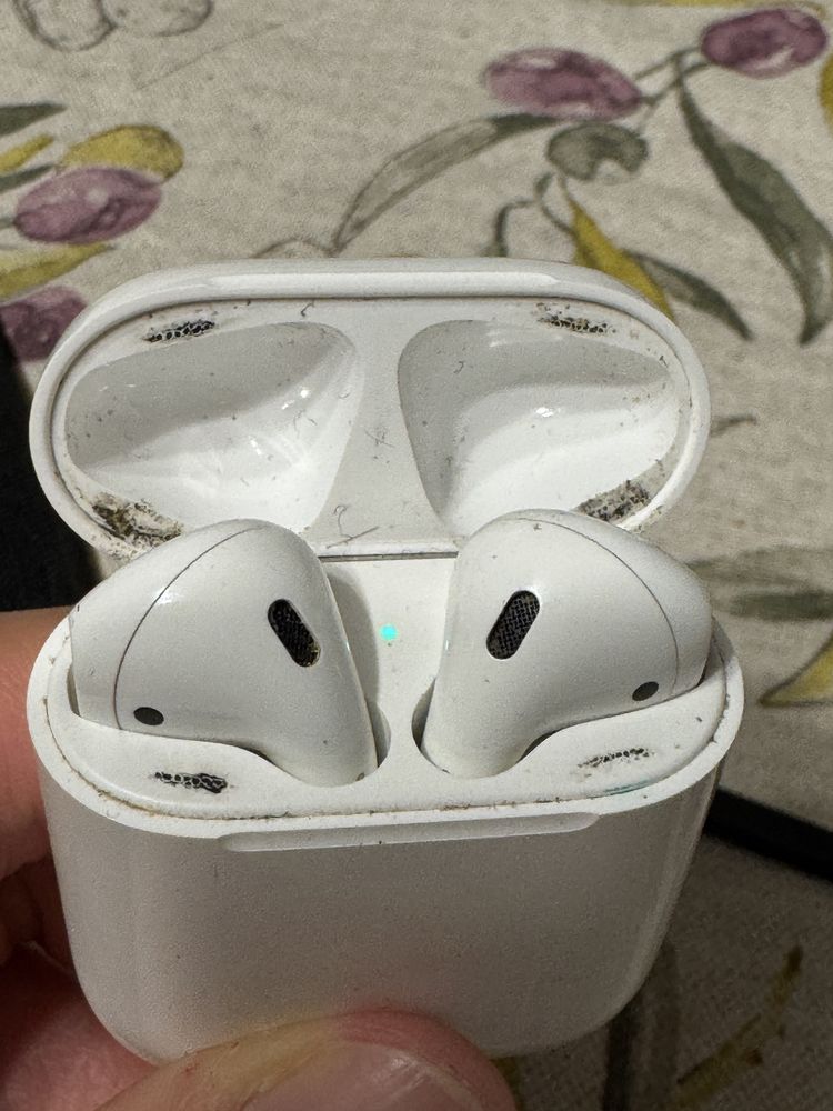 Продавам AirPods 2 (2020) година