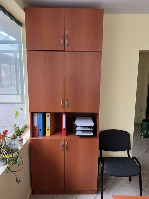 Комбиниран офис шкаф с вратички