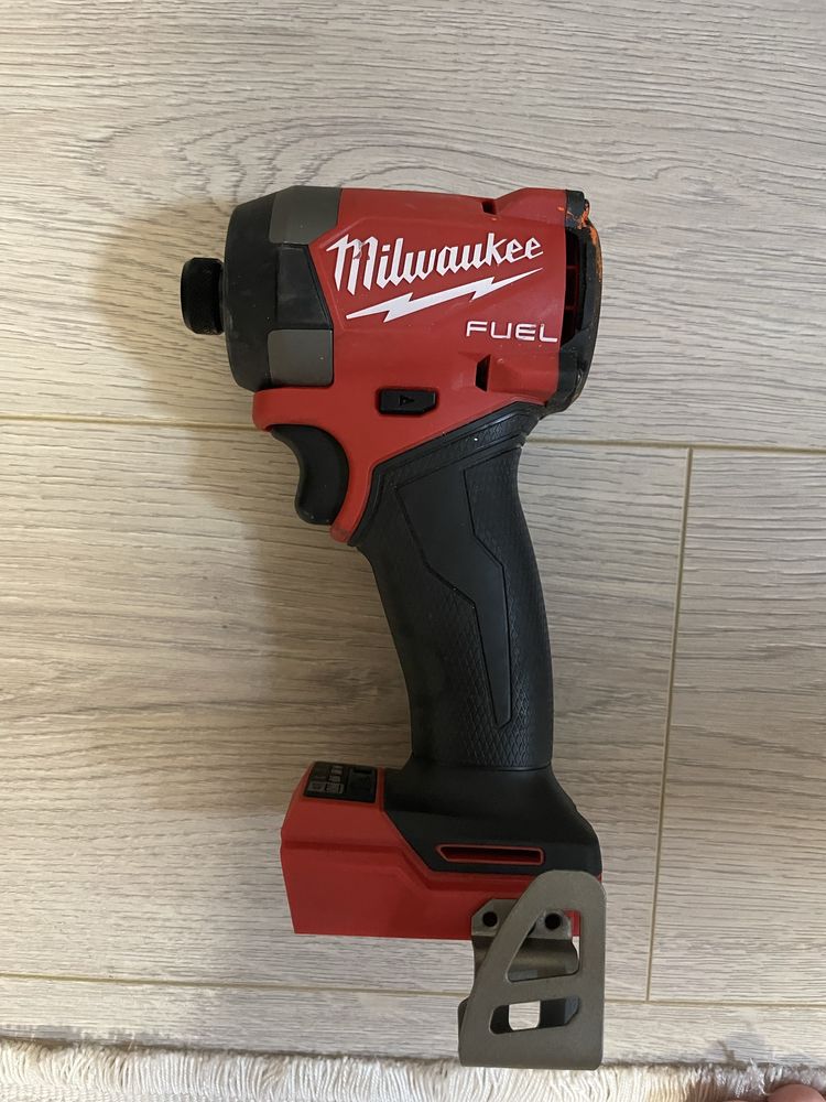 Masina de insurubat cu percutie milwaukee M18 FID 3!!