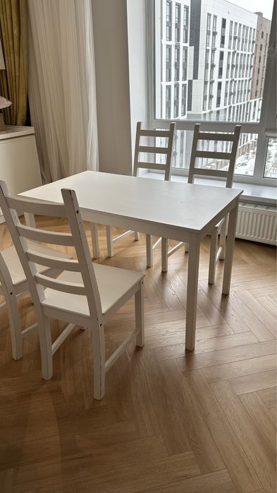 Стол со стульями