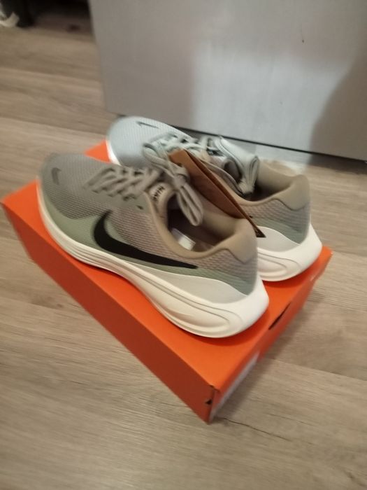 Vând adidași Nike Revolution 8 42.5