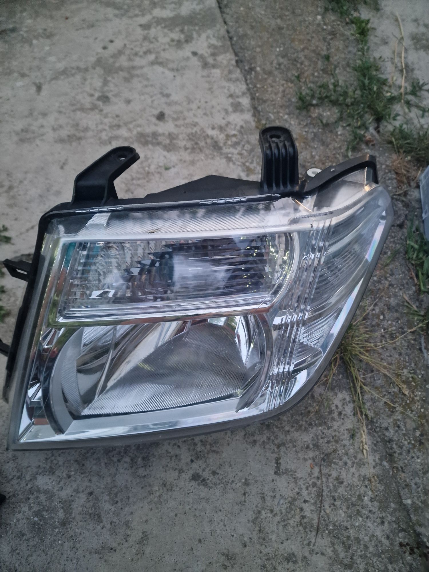 Far stanga Nissan navara d40