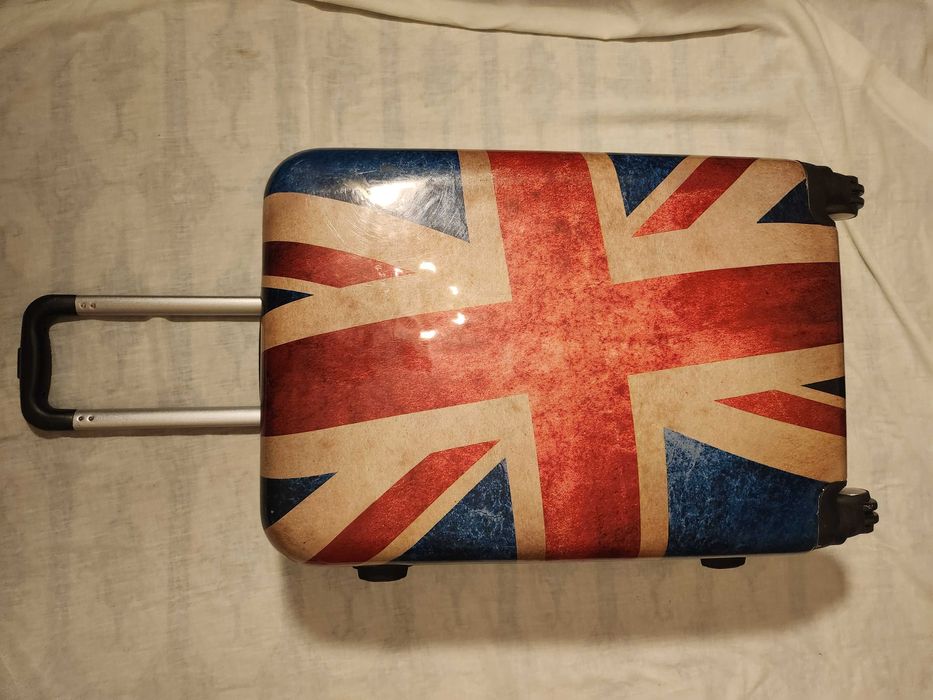 Куфар с твърди поликарб. стени, 4 колелца, цип с шифър, с разт. дръжка