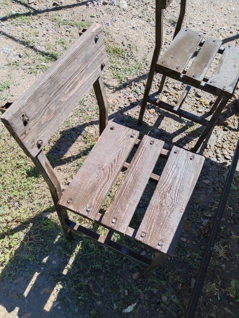 Железные стулья со столами
