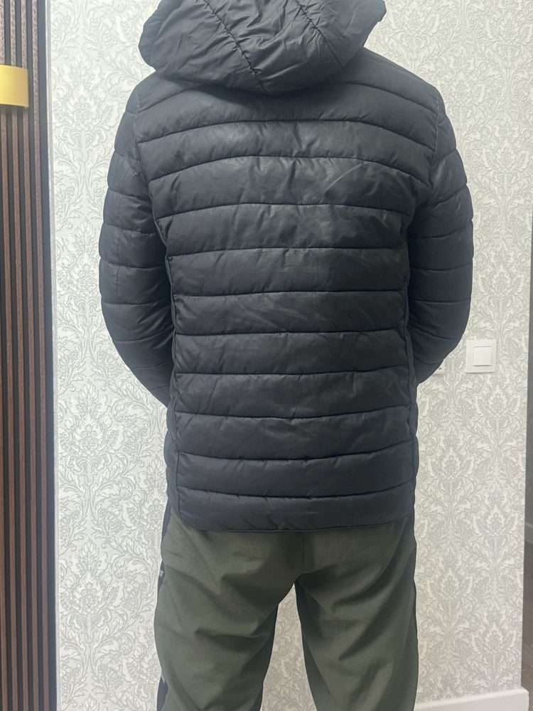 Продаю осеннюю куртку для подростка