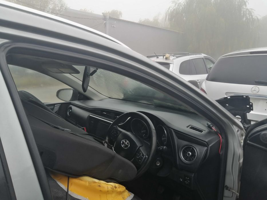 Dezmembram Toyota Auris  motor 1,6