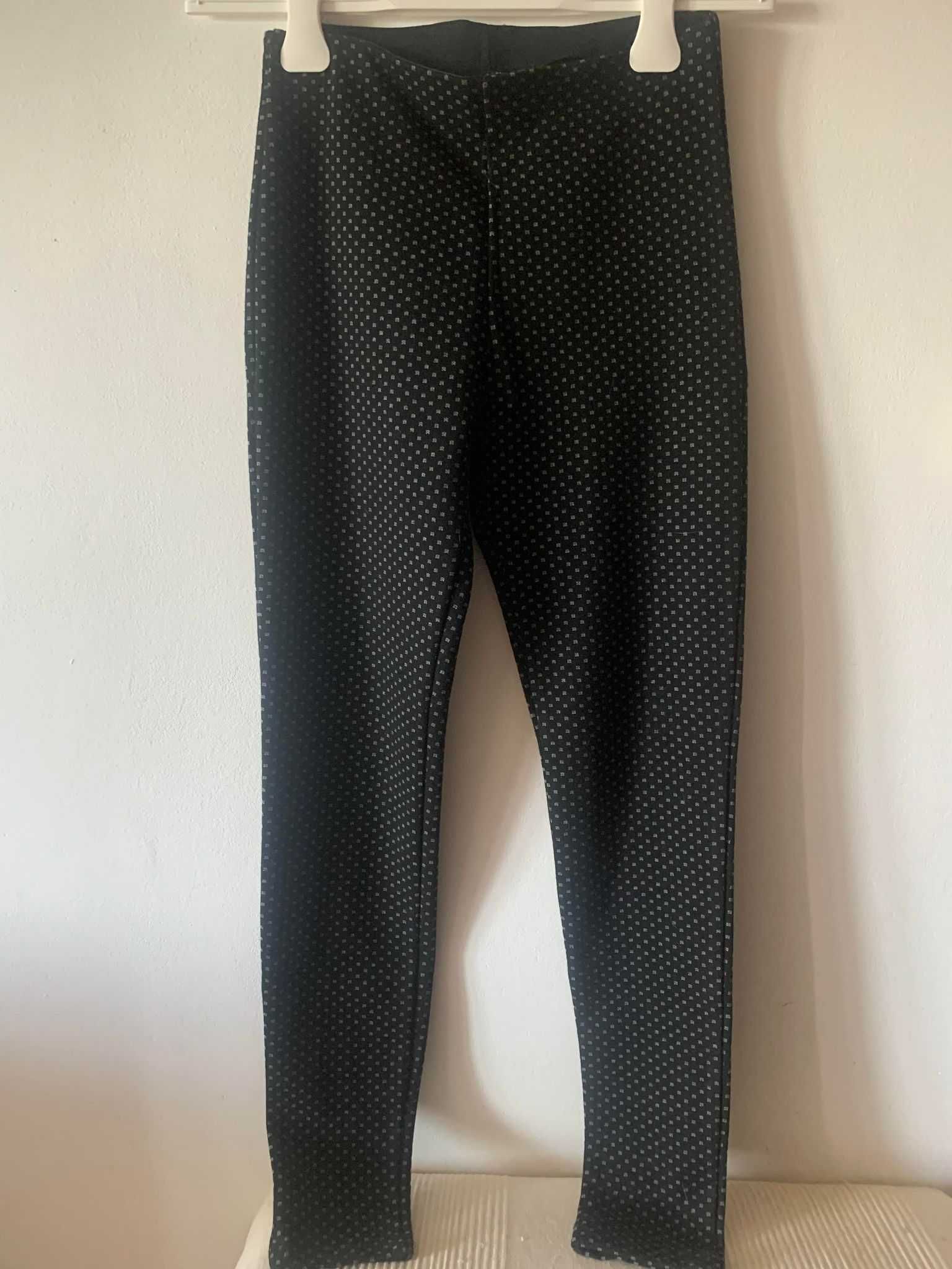 pantaloni marca Zara elastici, cu picatele albe