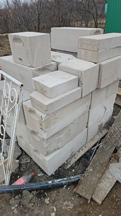Продам кирпич газоблок 25 шт.