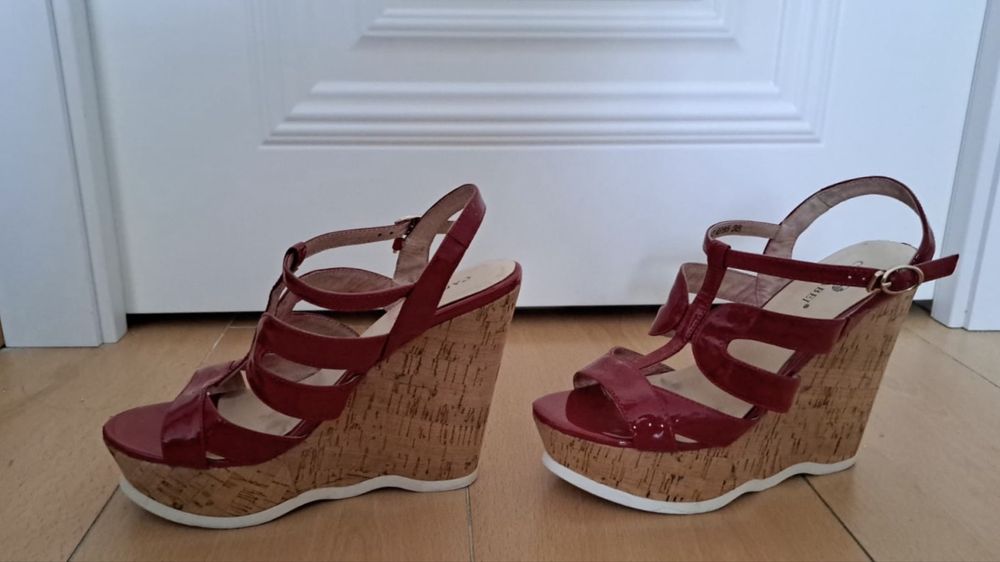 Босоножки новые красные