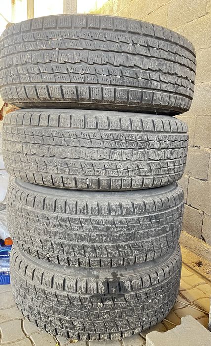 Продам зимнюю резину с родными дисками оригинал 265/70/R16