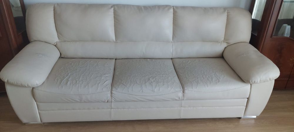 Vând canapea și fotolii din piele ecologica .