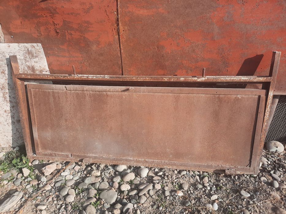 Продаётся железный дверь.