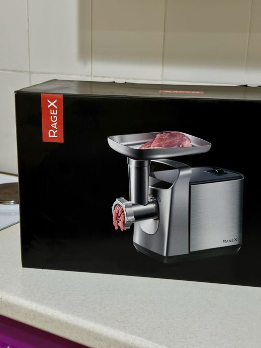 Мясорубка электрическая с насадками и овощерезкой, 3000 Вт