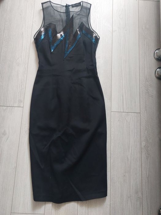 Къса черна рокля.