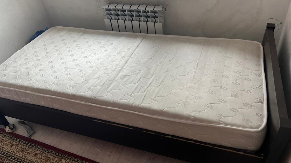 Продается кровать с матрасом 210*100 см