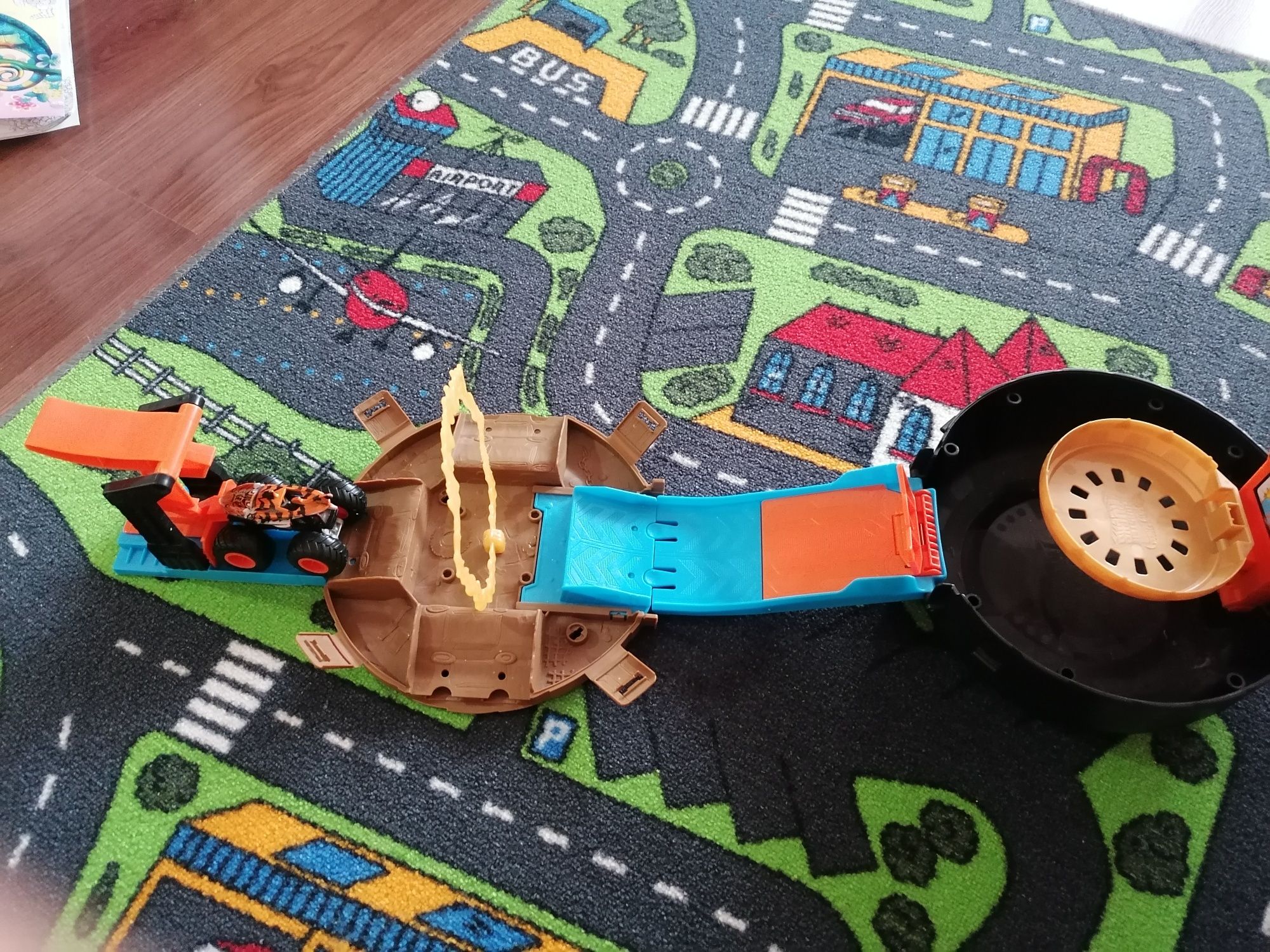 Hot wheels писта за каскади
