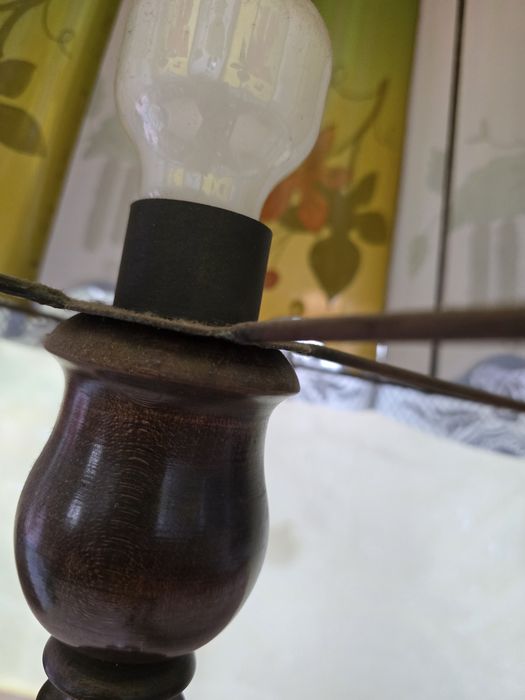 Lampă stativă din lemn sculptat