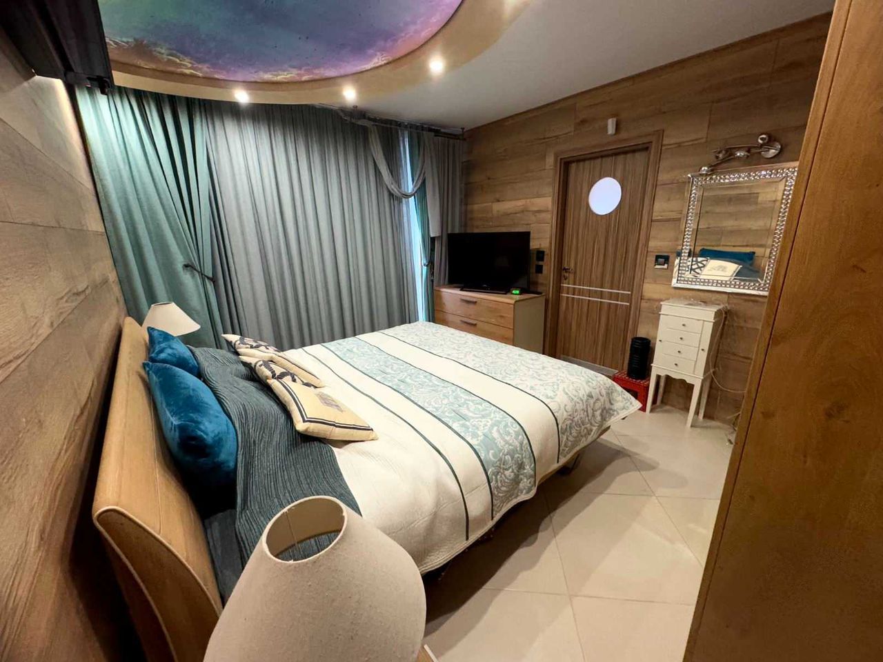 Дава се под наем Двустаен апартамент в Бургас, Център - 80 кв.м за 1250 € - Снимка #2