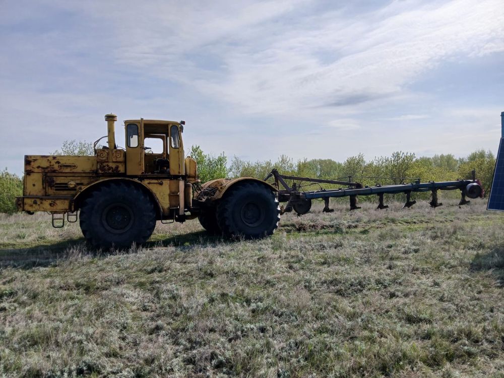 Продам К-700 с плугом и угольником