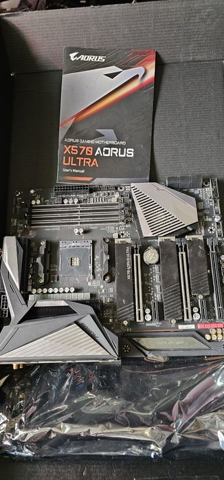 Материнская плата Gigabyte Aorus X570 Ultra