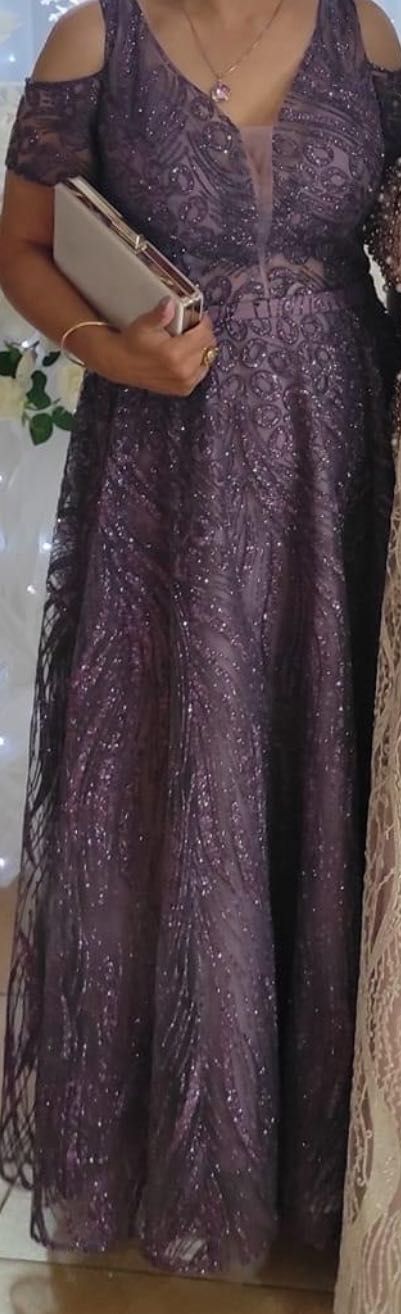Официална рокля в лилав цвят с красив брокат