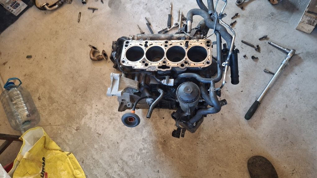 Dezmembrez motor 2.0 bmr  bmn ,injectoare