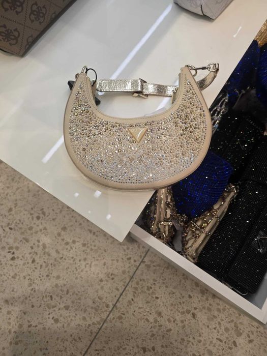 Оригинална дамска чанта на Guess