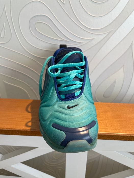 Vand NIKE AIR MAX 720 .