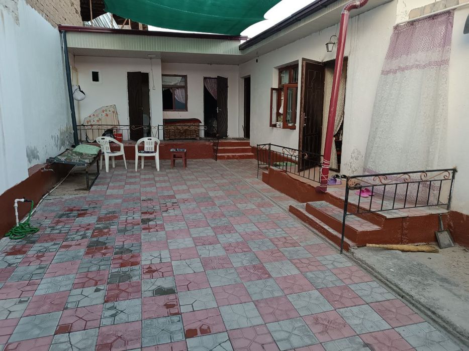 Uy sotladi xolati yaxshi kirb 69000$ kelishiladgan joyi bor