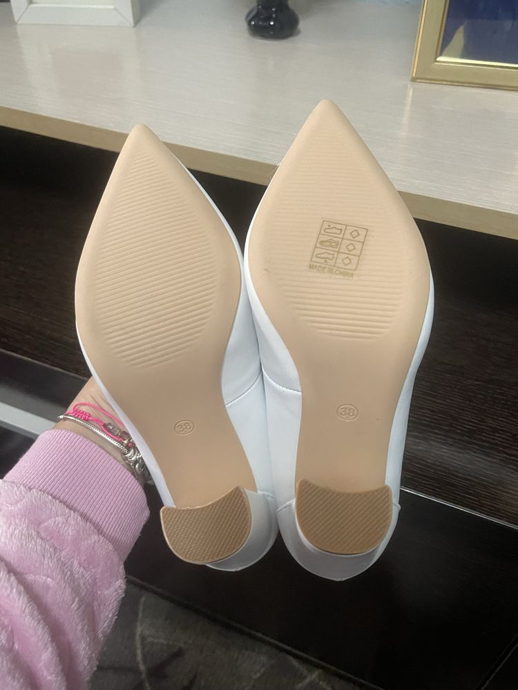 Pantofi noi albi