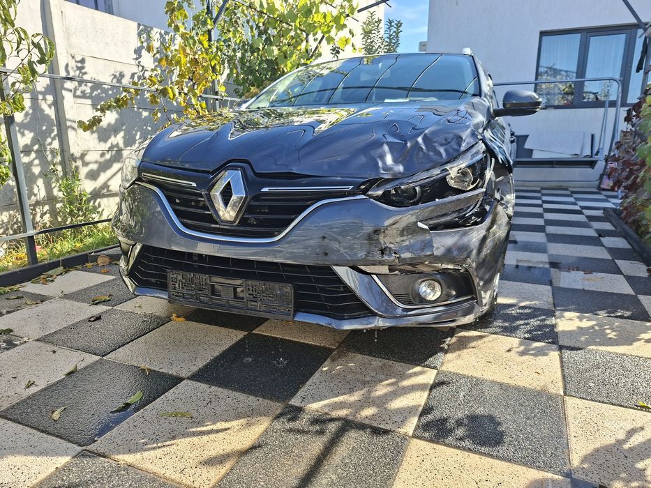Vând Renault Megan 4 2017 avariat