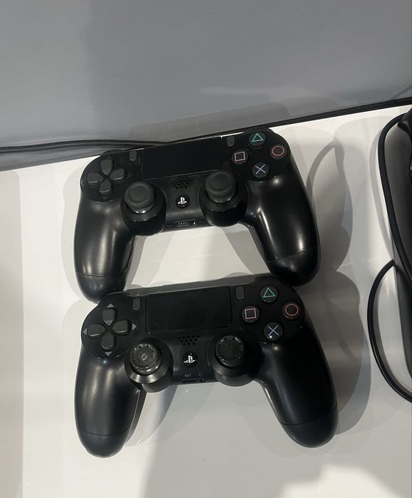 PlayStation 4 + зарядна станция + 2 контролера + 8 игри
