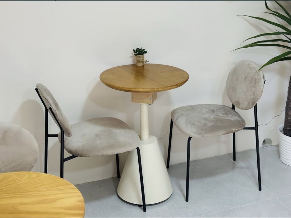 Продается кофейный стол и стулья и полка для книг