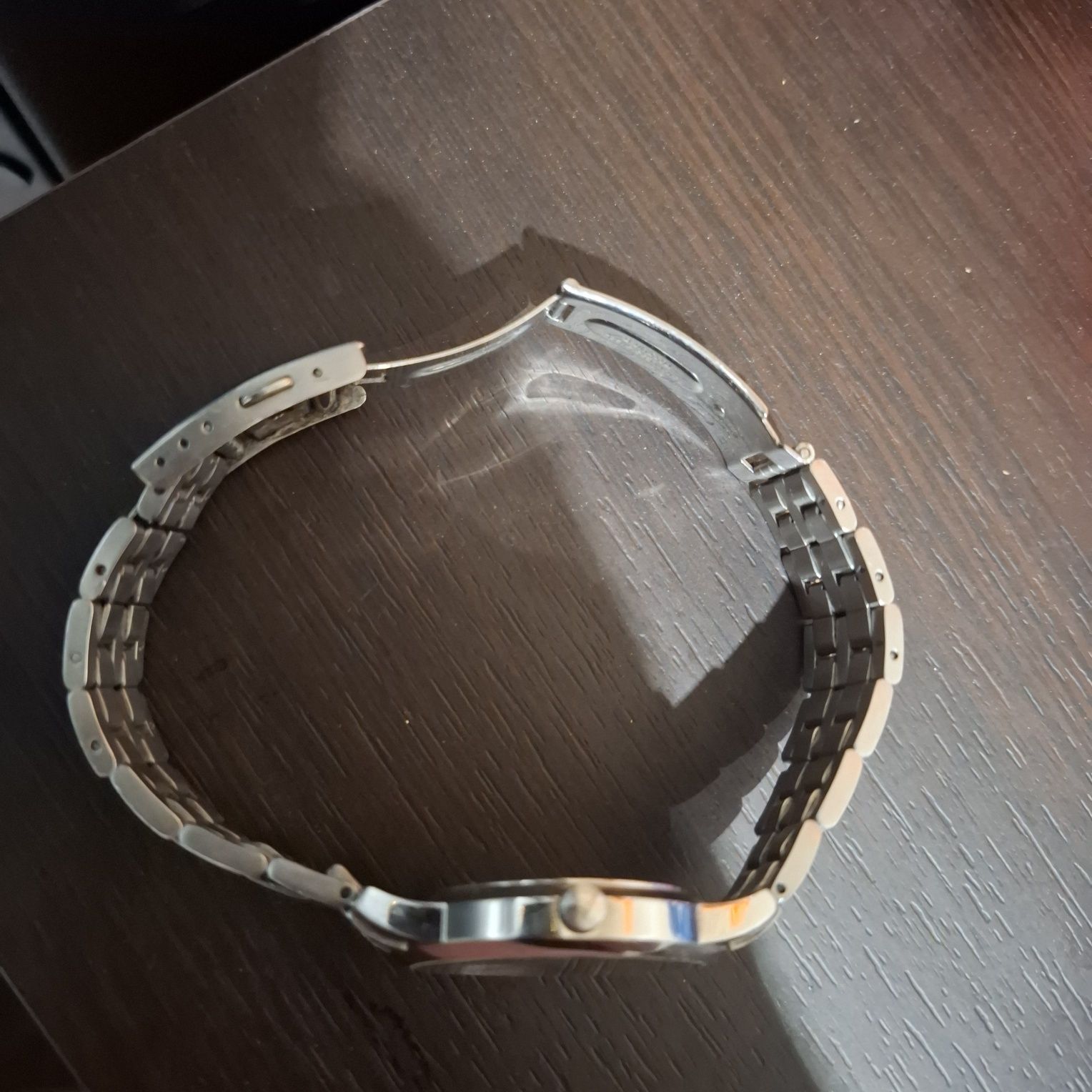 Продавам часовник тисот.